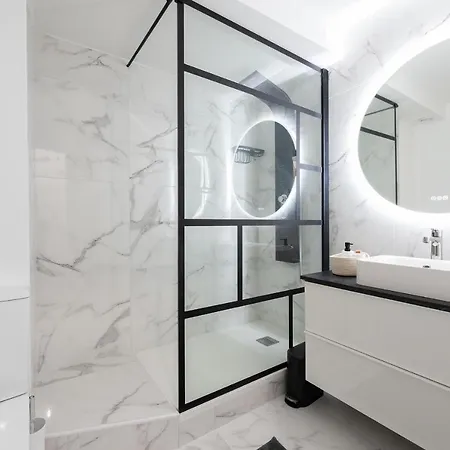 Moderne A 2 Pas De La Gare