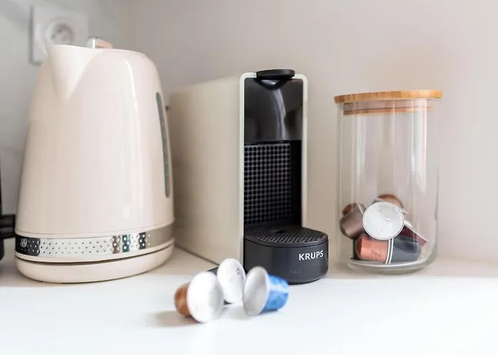 Moderne A 2 Pas De La Gare *